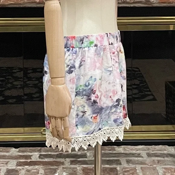 Floral abstract watercolor shorts with lace trim / M/L / Excellent condition - Picture 6 of 11